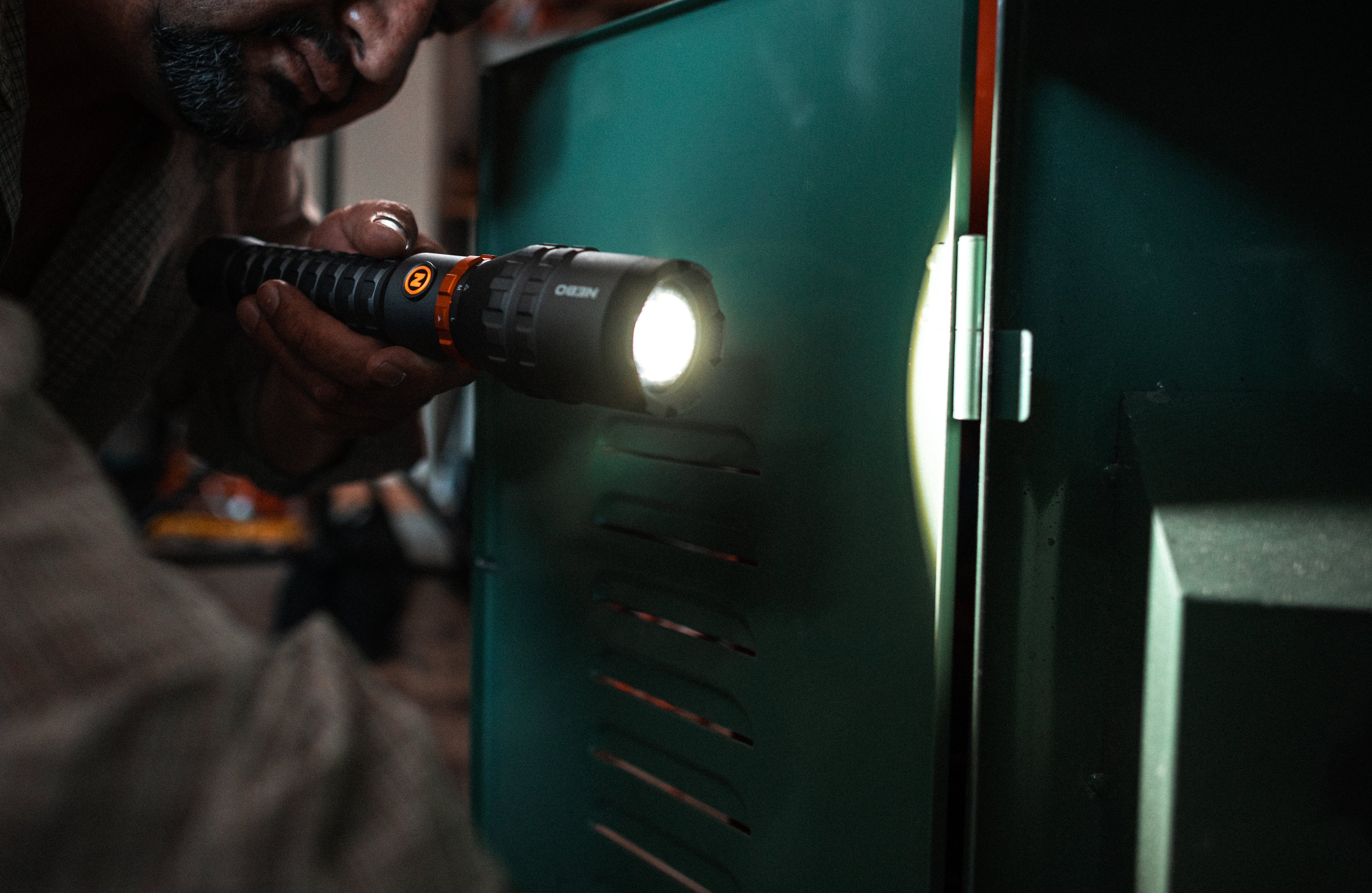 DAVINCI 8000 Lumen Handheld Rechargeable Flashlight & Power Bank